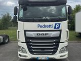 la photo d'un camion blanc garé sur un parking