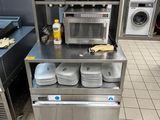 une cuisine avec beaucoup de vaisselle sur un chariot