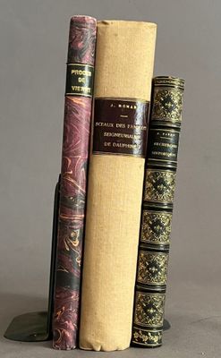 plusieurs livres sont empilés sur une table