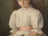 portrait d'une jeune fille en robe blanche tenant un livre