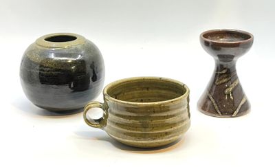trois types de vases différents posés sur une table