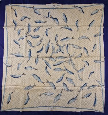 une écharpe bleue et blanche avec des poissons dessus