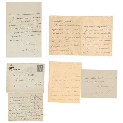Plusieurs vieilles lettres et enveloppes sont posées sur une surface blanche