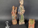 trois figurines représentant un homme et une femme, ainsi qu'un bougeoir
