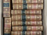 une image représentant une boîte remplie de vieux livres posée sur une table