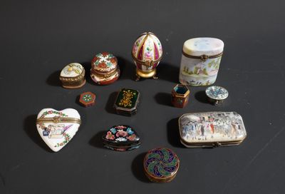 un grand nombre d'objets différents posés sur une table
