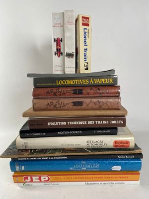 plusieurs livres empilés sur une table