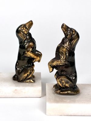 paire de figurines en bronze représentant un homme et une femme, sur des socles en marbre