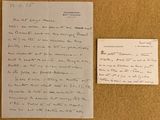 une vieille lettre manuscrite et un bout de papier posés sur un tableau en liège