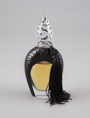 une image représentant un flacon de parfum surmonté d'un pompon