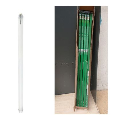 deux types différents de tuyaux verts dans une boîte
