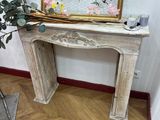 une photo d'une table sur laquelle se trouvent un miroir et des fleurs