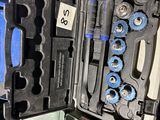 de nombreux outils rangés dans une mallette posée sur une table