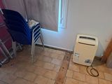 un petit climatiseur dans un coin de la pièce