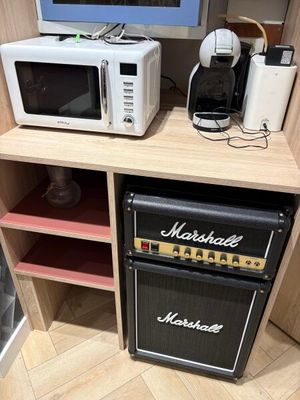 deux micro-ondes et une cafetière posés sur une étagère
