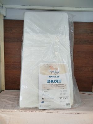 un matelas posé sur un lit dans une chambre