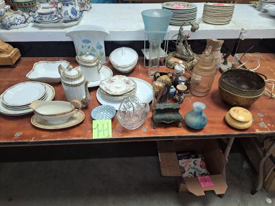 une table sur laquelle sont posées de nombreuses assiettes et bols