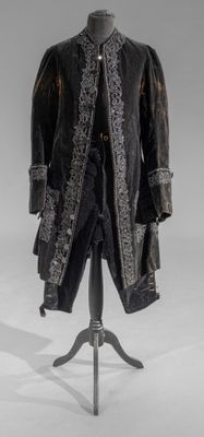 Habit brodé Grand Siècle pour un bal travesti, vers 1900, ha…