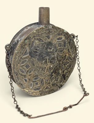 une image représentant une gourde en métal entourée d'une chaîne