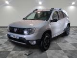une photo d'une Dacia argentée garée sur un sol à damier