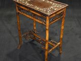 une table d'appoint chinoise ancienne en bambou, ornée d'incrustations de nacre