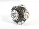 une image représentant une bague en diamant en noir et blanc posée sur une surface blanche