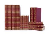 une pile de livres empilés les uns sur les autres et les uns à côté des autres