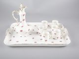 une image représentant un plateau blanc orné de fleurs roses