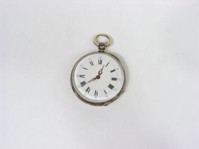 une montre de poche en argent avec des chiffres romains sur le cadran