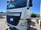 un camion blanc garé à côté d'un camion blanc