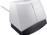 une souris d'ordinateur posée sur un support