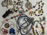 plusieurs types de colliers et de bracelets différents disposés sur une table