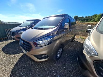 deux voitures garées l'une à côté de l'autre dans un parking
