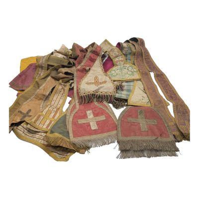 Important ensemble de parements et vêtements liturgiques, br…