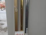 deux skis posés par terre l'un à côté de l'autre
