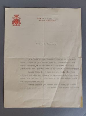 une vieille lettre ornée d'un cachet rouge, posée sur une table