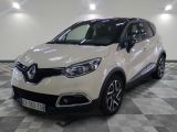 la voiture blanche est garée sur un sol en damier dans le garage