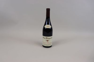 une bouteille de vin posée sur une table
