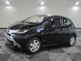 une photo d'une Toyota Yaris noire garée dans un garage