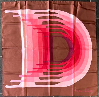 CHRISTIAN DIOR. Carré en twill de soie imprimée à décor chif…