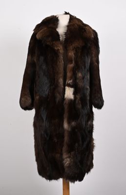 un manteau de fourrure sur un mannequin sur pied