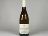 une bouteille de vin posée sur une table