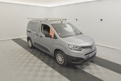 La camionnette est garée dans le garage, avec sa galerie de toit.