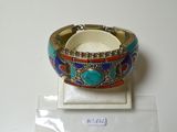 une photo d'un bracelet coloré posé sur une surface blanche