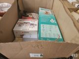 une boîte en carton remplie de nourriture et d'autres objets
