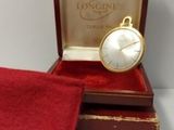une montre en or posée dans un coffret rouge recouvert d'un tissu rouge