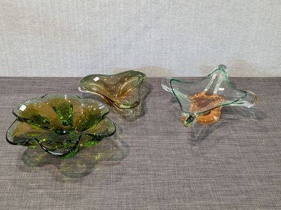 trois bols en verre posés les uns à côté des autres sur une table