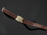 gros plan d'une montre sur une surface noire avec un fond noir