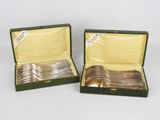 une paire de cuillères plaquées argent dans un étui vert