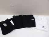 Trois paires de chaussettes noires et blanches sont posées sur une table blanche.